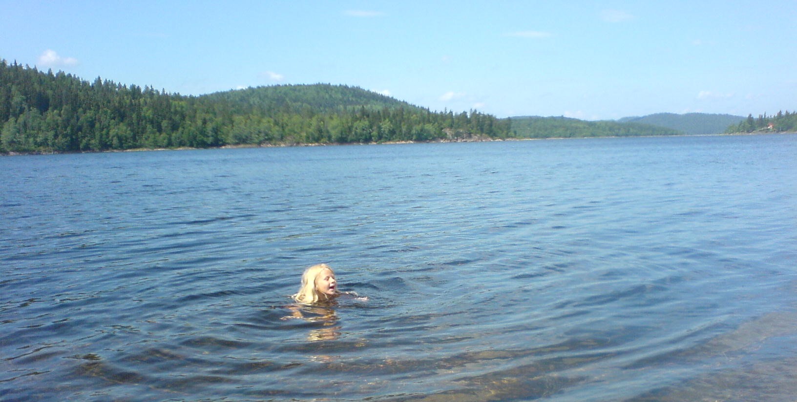 badende barn i ferskvann